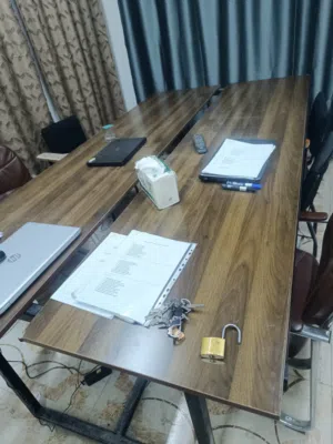 ميز اجتماعات حديد نوع ثقيل وبحالة ممتازة جداً