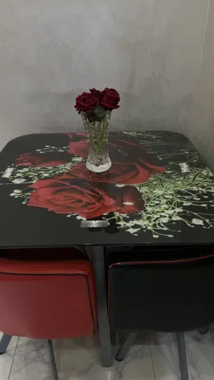 طاولة وأربع كراسي