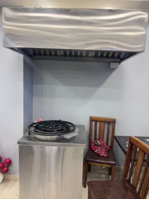 عدد و تجهيزات مطعم او حلويات/ فرن / ثلاجة بابين / طاولات و سيب ستانلس ستيل/ مصعد بضائع / غاز كنافة