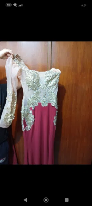 فستان طويل لون احمر و ذهبي للبيع