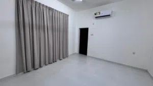 غرفة مع دورة مياه في الخوض السابعة للعوائل الصغيرة و الموظفات .