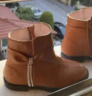 جزمه جلد بناتي لون بني مقاس 28 بحاله جديده