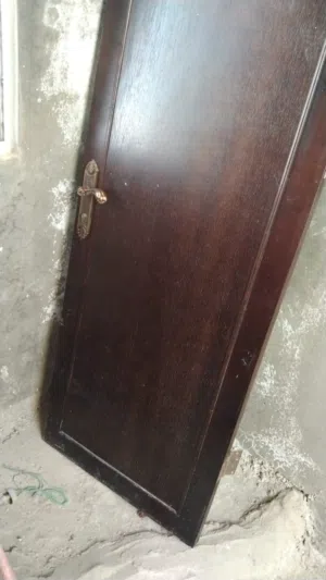 باب حمام خشب لون جوزي طول 207... عرض 73... زرفيل ومقبض. 3 فصاليات....