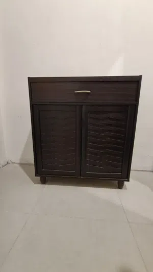 خزانة احذية 3 ارفف و درج بحالة جيدة جدا