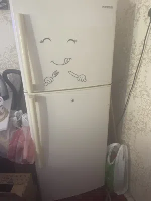 ثلاجه سامسونج للبيع مع 4 طاولات واحده كبيره و3 صغار