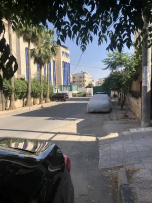 شقه مفروشه فرش كامل ثلاث غرف و ثلاث حمامات و صاله و غرفة معيشه في ضاحية الاقصى متوفره حاليا