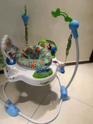 جامبروو (Jumperoo) وهزاز أطفال أصلي بحالة ممتازة – متعة وحركة وألعاب تفاعلية لسلامة طفلك