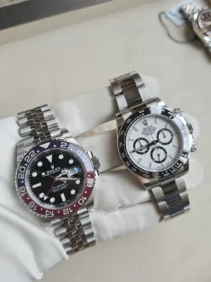 نشتري الساعات الثمينة نقدا We buy high-end watches in cash