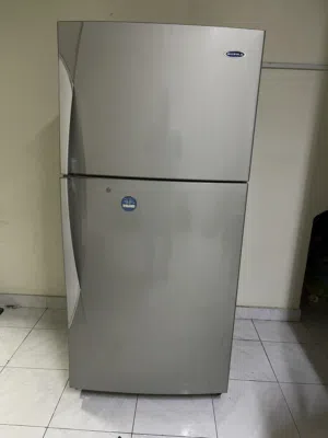 ثلاجة كبيرة نظيفة