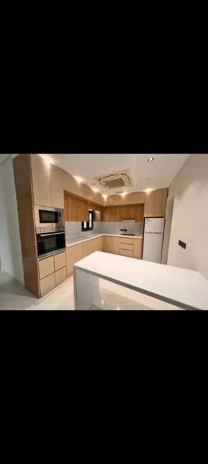 تفصيل مطابخ حسب الامتار ومتطلبات العميل يوجد العديد من التصاميم  وخامات  مختلفة ورخام بشتى انواعه