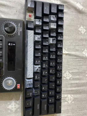لبيع كيبورد و مسكر و سماعه و شاشه