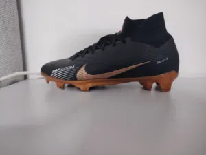 حذاء كرة قدم نايك اصلي من بريطانيا مستخدم مرة واحدة فقط باللون الجميل الأسود مع البني نوعه Nike zoom