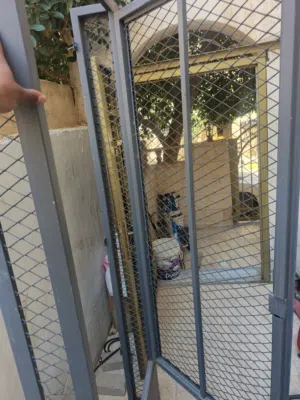 باب مع حلق