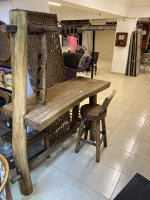 طاولة أنتيك قديمة