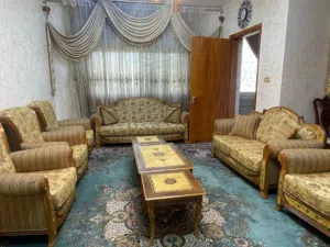 طقم كنب فاخر مع طاولتين صغار وطاوله كبيره استعمال بسيط خشب زان