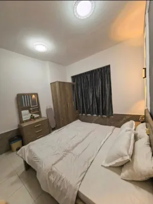 غرفة نوم حجم كنغ بحالة ممتازة من مفروشات حول الإمارات + كنب + طاولة وسط