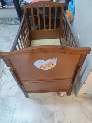 سرير اطفال بحالة جيدة جدا