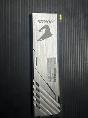 للبيع: قطعة AORUS RGB Infused الوهمية – كمل هيبة جهازك بالإضاءة!