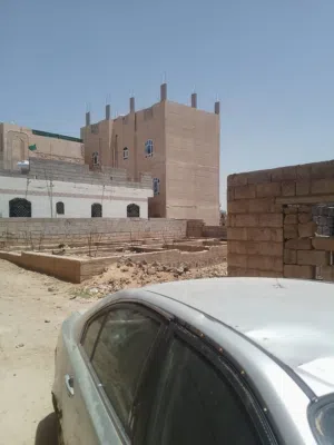 ارض 5 لبن في جدر مدخل العميري