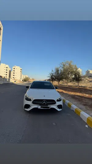 مرسيدس E 200 موديل 2021 مستعملة بداخل أبيض وحالة ممتازة وارد غرغور
