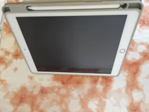 للبيع:ايباد الجيل الثامن (iPad 8) لون ذهبي  الخيار الأنسب والمثالي للطلاب!