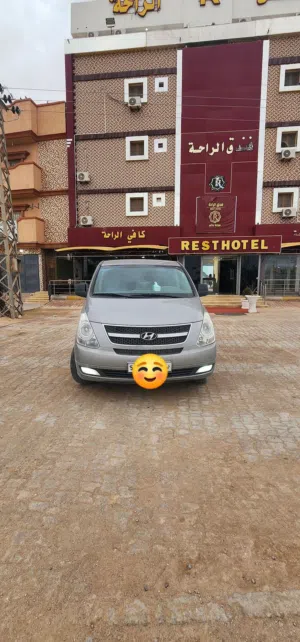 سيارة هونداي H1. 11 راكب توصيل من طرابلس الي أي مكان أو فك كراسي ونقل البضائع