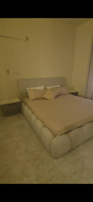 اثاث بيت كتمل من غرف نوم و ادوات منزليه كهربائيه و كنب و كل شي تحتاجه للمنزل