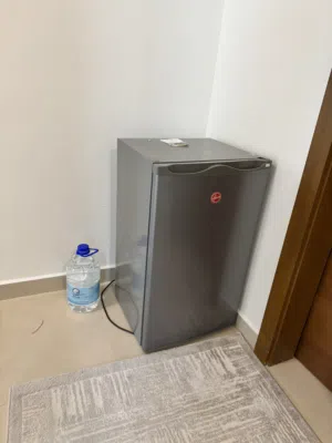 ثلاجه شبه جديده مناسبه جدا لغرف النوم او شخص عزابي فيها فريزر وفيها تبريد ممتازه جدا