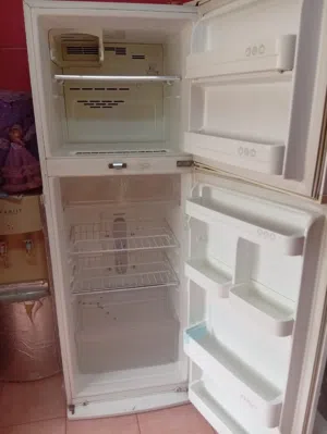 ثلاجه LG نضيفه