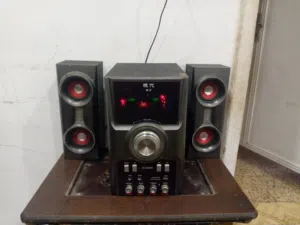 مضخم صوت وسماعات