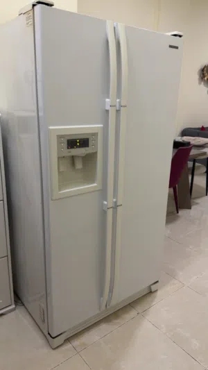 براد للبيع كل شي شغال فيه ما فيه شي بس من عند البراد من فوق يشتغل خفيف و الثلاجه أمورها تمام