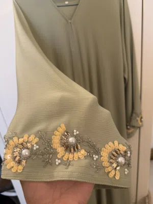 متوفره اكثر من 55 عبايه من ماركات حناين او هيا