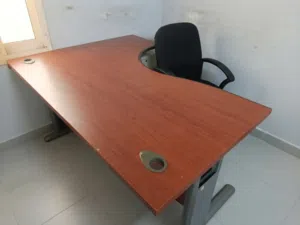 مكتب عمل L-Shaped بحالة ممتازة للبيع