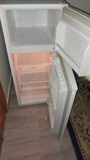 ثلاجة حجم متوسط  كورية نظيفة جدا