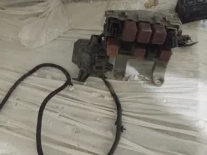 نيسان سني جدله علبة فيوزات