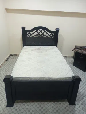 غرفة نوم كامله كبت 4ابواب مع تسريحه مع اثنين كمدينو وسرير بحاله ممتازه