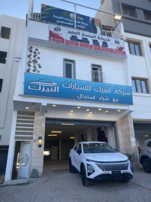 شقة للإيجار في سوق الجمعة (11يونيو) يوجد بها غرفتين ودورة مياه ووسط حوش ومطبخ علي الرئسية