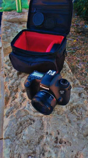 كاميرا canon EOS 6D مع عدسه