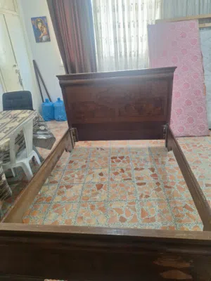سرير كبير مجوز مع فرشتو والخشب بحاله جيد جدا