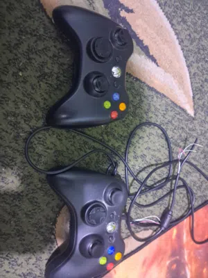 يدات ثنين اكس بوكس وحده رايد اله تبديل بطاريه والثانيه واير الاسود مقطوع بس ربط بجيب وتشتغل أقره وصف