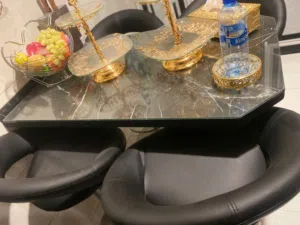 كراسي ستول جك متحرك عدد 4 غير مستخدم موديل حديث ومودرن جلد لون اسود تم شراءهم 132 دينار