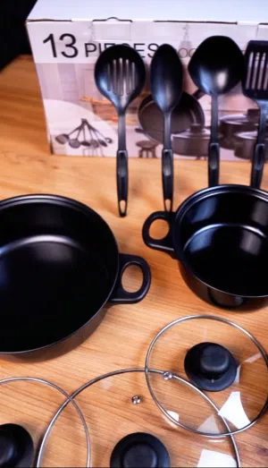 محتويات الصندوق  مقلاة طبخ.  قدر كبير مع غطاء زجاجي.  قدر متوسط مع غطاء زجاجي