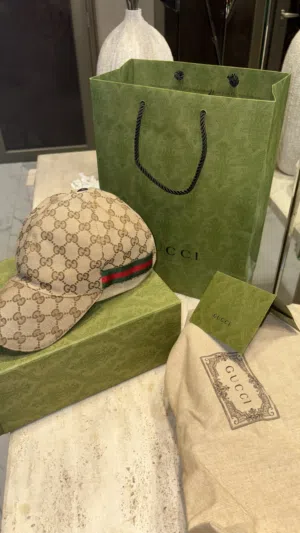 كاب Gucci نظيف مستعمل مع الكرتون (غوتشي) اصلي*