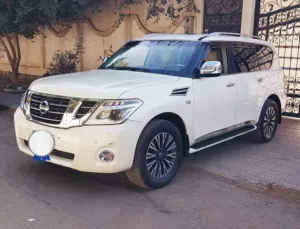 نيسان باترول بلاتينيوم اعلى فئه فل اوبشن رقم واحد وارد الوكاله ماشيه 40 الف كيلو فقط