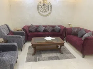 غرفة ضيوف لون خمري و سكني