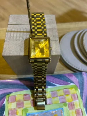 ساعة سيكو مستطيلة ذهبية كلاسيكية – Seiko V701-6B30 – صناعة يابانية كوارتز