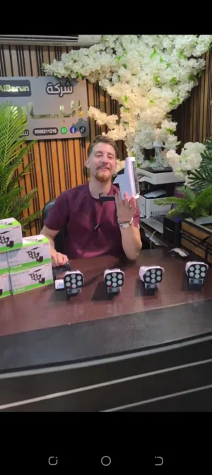 كشاف على شكل كاميرا 77 SMD LED – إنارة قوية، شحن بالطاقة الشمسية، وتشتغل أوتوماتيك عند مرور الأشخاص.