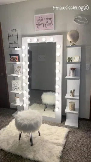 رفوف مع مرايه