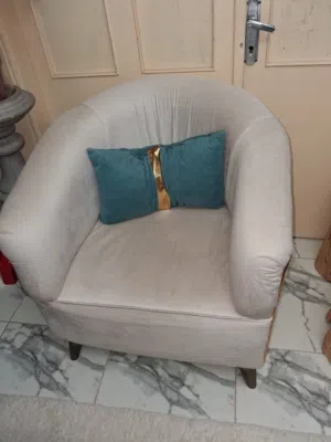 طقم كنب سبع مقاعد بحاله ممتازه استخدام بسيط فقط