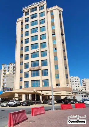 مطلوب شخص على خلق ملتزم بالنظافه والهدوء والنظام .لسكن مؤثث بالكامل شقة غرفتين وصالة وحمامين ومطبخ .